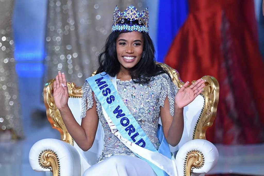 Toni-Ann Singh - người đẹp Jamaica xuất sắc vượt qua 119 mỹ nhân đăng quang Miss World 2019. Chiến thắng lần này của Toni-Ann Singh đã giúp Jamaica tiếp tục giữ vững phong độ trên đấu trường nhan sắc quốc tế lớn nhất hành tinh. Là một trong những hoa hậu Jamaica sở hữu nhan sắc và vóc dáng hoàn hảo, ngay từ thời điểm đăng quang tại quê nhà để giành quyền đại diện “chinh chiến” Miss World 2019, cô nàng đã được fan quốc tế và các chuyên trang nhan sắc đánh giá cao.