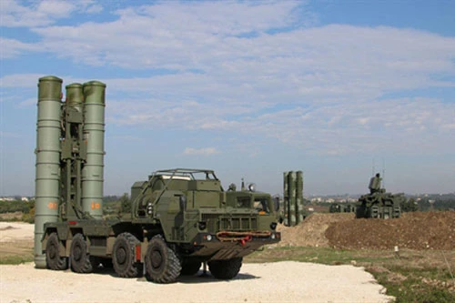 Tổ hợp tên lửa phòng không S-400 đặt tại căn cứ Hmeimim đã được đặt trong tình trạng báo động