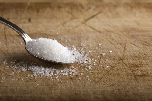 Đường: Một thìa đường có thể giúp chữa cơn nấc cụt khó chịu. Nuốt một lượng nhỏ một chất dạng hạt gây kích thích nhẹ ở thực quản, từ đó giúp ngắt cơn nấc cụt.