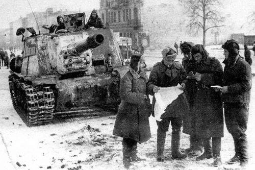 Sau trận phản công Stalingrad, Hồng quân Liên Xô nhận thấy cần phải có một loại vũ khí có uy lực mạnh để công phá công sự địch và lại phải tự cơ động được.