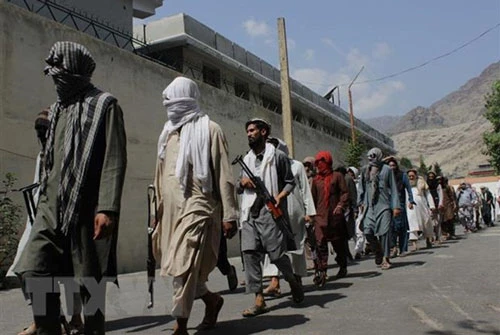 Các tay súng Taliban đầu hàng tại tỉnh Kunar, Afghanistan. Ảnh: THX/TTXVN.