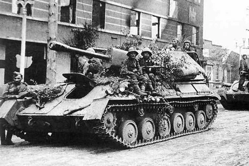 Theo tài liệu được công bố, năm 1960, Liên Xô đã cung cấp cho Việt Nam một số pháo tự hành chống tăng SU-76 cùng xe tăng hạng trung T-34-85. Đây là những 