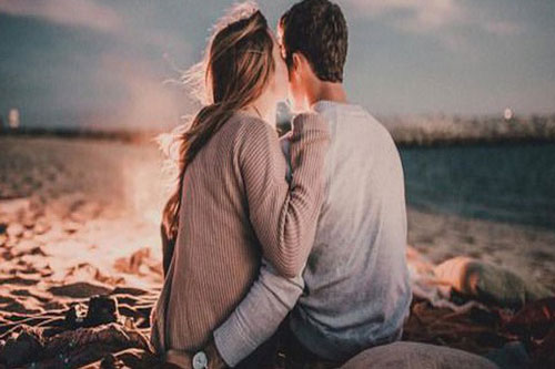 Giúp vợ chưa cưới chuyển phòng, tôi bàng hoàng khi đọc được tờ giấy này