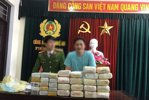 Nghệ An: 2 đối tượng người Lào vận chuyển 18kg ma túy đá và 30 bánh heroin