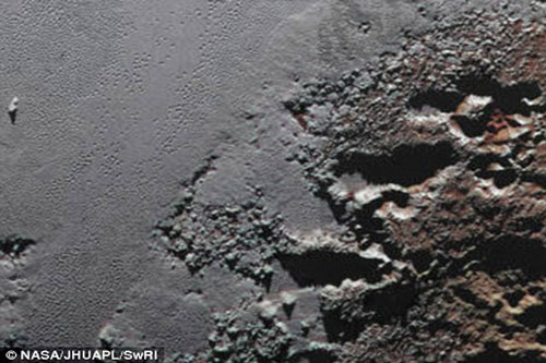 Vẻ đẹp "mê hồn" vùng cao nguyên trên sao Diêm Vương