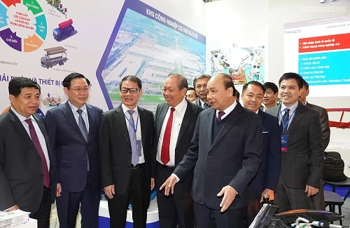 Thủ tướng tham quan trưng bày các sản phẩm tiêu biểu của doanh nghiệp Việt,