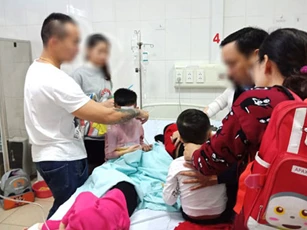 Thanh Hóa: Hàng chục trẻ mầm non cấp cứu nghi do ngộ độc thực phẩm
