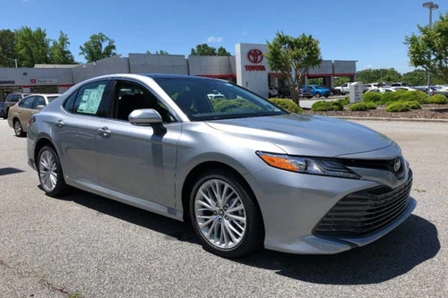 5. Toyota Camry XLE V6 2019 (giá khởi điểm của phiên bản V6: 34.300 USD, công suất tối đa: 301 mã lực, điểm tổng thể: 8,6/10).