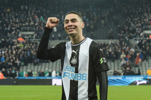 Tiền vệ phải: Miguel Almiron (Newcastle).