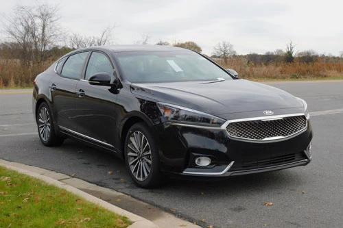 7. Kia Cadenza Premium 2019 (giá khởi điểm của phiên bản V6: 33.100 USD, công suất tối đa: 290 mã lực, điểm tổng thể: 8,5/10).