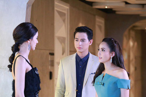 Vợ một mình đưa con đi đón Giáng sinh vì chồng bận trực, giữa đường gặp tai nạn nhưng người mà cô chạm mặt quả thật khó tin