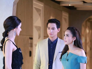 Vợ một mình đưa con đi đón Giáng sinh vì chồng bận trực, giữa đường gặp tai nạn nhưng người mà cô chạm mặt quả thật khó tin