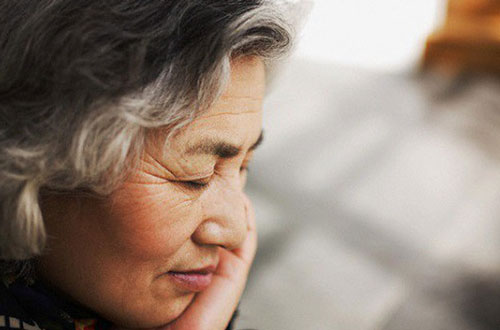 Con dâu và con gái ghét nhau tới mức không thèm nhìn mặt, tôi cố gắng khuyên giải nhưng đến khi nghe lén được nguyên nhân phía sau, tôi sốc đến mức ngã đập người vào cửa