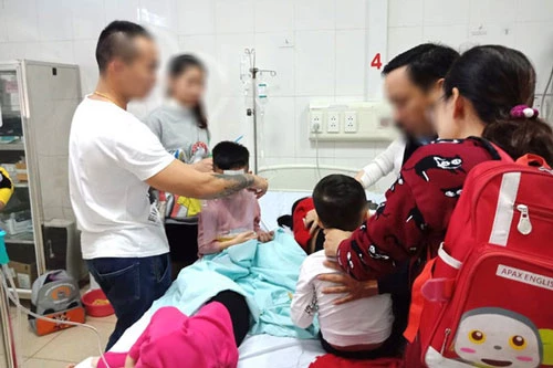 Trẻ đang được theo dõi điều trị tại Bệnh viện Nhi Thanh Hóa (Ảnh: Báo Pháp luật TP.HCM).