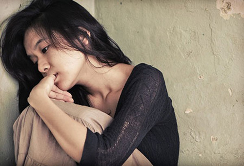 Sững sờ đêm tân hôn, chồng bắt vợ lạy 3 lạy mới cho "nhập phòng"