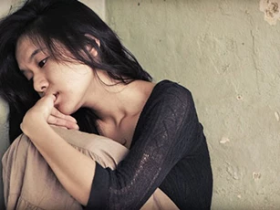 Sững sờ đêm tân hôn, chồng bắt vợ lạy 3 lạy mới cho "nhập phòng"