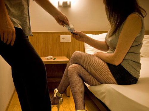 Ấm ức vì vợ từ chối ân ái, đẩy tôi đến cảnh phải tìm vui với gái làng chơi