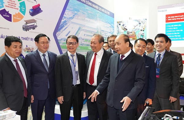 Thủ tướng tham quan gian hàng trưng bày sản phẩm Việt