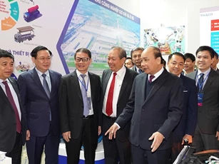 Thủ tướng tham quan gian hàng trưng bày sản phẩm Việt