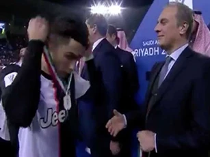 Ronaldo tháo ngay huy chương vừa nhận sau trận Siêu cúp Italia