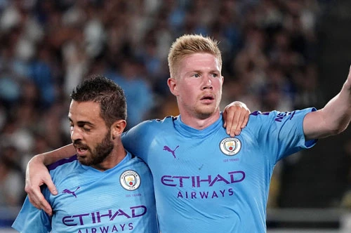 Bernardo Silva và De Bruyne (phải).