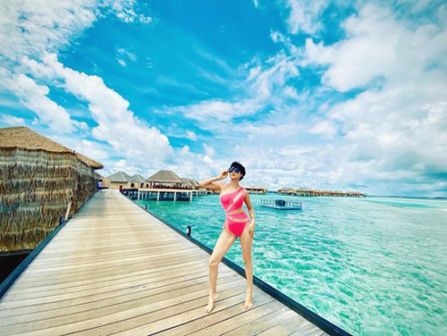 Ngọc Trinh tặng bikini cũ cho Trang Trần