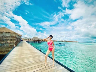Ngọc Trinh tặng bikini cũ cho Trang Trần