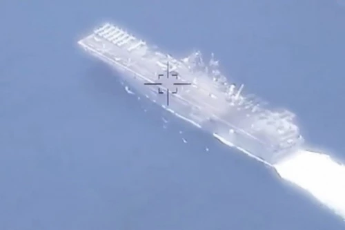 Tàu đổ bộ tấn công của Hải quân Mỹ trở hành mục tiêu bị ngắm bắn. Ảnh minh họa: Pravda TV.