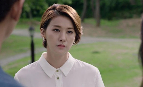 Vừa bước ra từ khách sạn với nhân tình, chồng lặng người cảnh tượng trước mắt