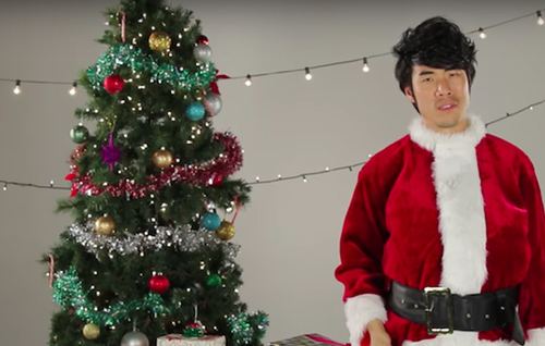 Khi mẹ con tôi đang loay hoay mở cửa thì một ông già Noel xuất hiện, tặng cho con hộp quà rất lớn, đến khi người đó chặn cửa và bước vào nhà bỏ râu mũ ra thì tôi chết đứng tại chỗ