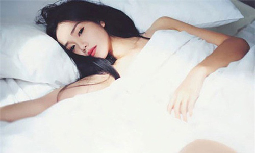 Chồng bỏ mặc vợ đêm tân hôn để tới ân ái với sếp bà U50