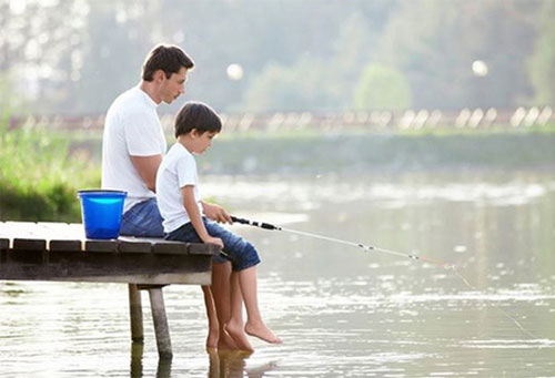 Cha ruột và cha dượng, ghi tên ai trên thiệp cưới?