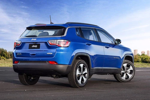 7. Jeep Compass (giá khởi điểm: 22.105 USD).