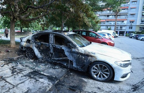 Xe ngoại giao Thổ Nhĩ Kỳ bị đốt cháy ở Hy Lạp