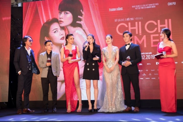 Nhà sản xuất Will Vũ (ngoài cùng bên trái) cùng ê-kíp phim Chị Chị Em Em