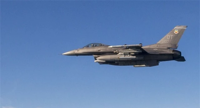 Video “chim ưng” F-16 Mỹ khai hỏa bắn rụng máy bay không người lái - 1