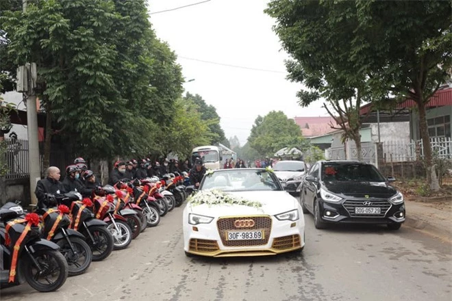 Dàn xe đón dâu cực hoành tráng ở Phú Thọ khiến dân tình trầm trồ: Xe hoa là Audi tiền tỉ, dàn SH theo sau hàng chục chiếc - Ảnh 2.