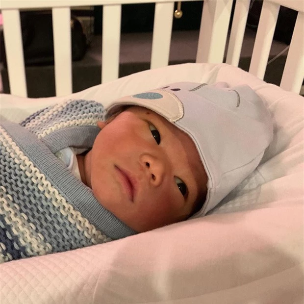 Quý tử 1 tháng tuổi của Lan Khuê lần đầu được ra ngoài chơi Noel, tỉ lệ thân hình bố John Tuấn bên con chiếm spotlight - Ảnh 2.