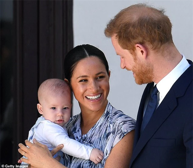 Vợ chồng Meghan Markle công bố ảnh Giáng sinh theo cách đặc biệt chưa từng có nhưng bị chê là đạo đức giả, gây chú ý nhất là bé Archie - Ảnh 2.