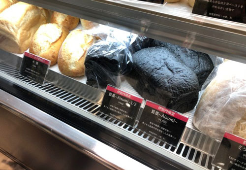 Tận mục loại bánh mì “đen như than” gây sốt ở Nhật