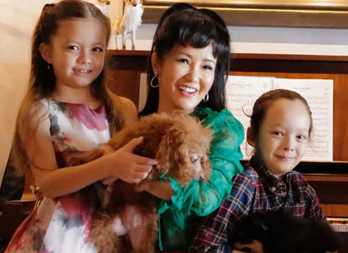 Diva Hồng Nhung xúc động mùa Noel hai con biết tự chăm nhau lúc mẹ bận