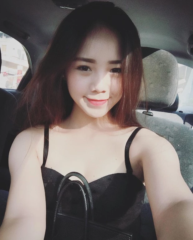 Hot girl Quỳnh Kool ( tên thật Nguyễn Thị Quỳnh sinh năm 1995) từng nổi tiếng trong vai Đào, "em gái Lan Cave" trong Quỳnh Búp Bê. Không chỉ xinh đẹp, lối diễn ấn tượng, cô bạn này vừa qua làm dân tình bất ngờ soi lại ảnh cách đây 3 năm.