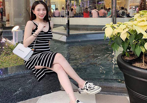 Ái nữ đại gia Minh Nhựa mang bầu vẫn ăn mặc sành điệu “hết nấc“