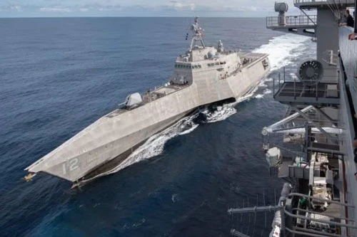 Ngoài nhiệm vụ là một vùng "lãnh thổ di động" và là sân bay trên biển cho Không quân Hải quân Mỹ, tàu sân bay Mỹ còn có khả năng thực hiện công việc của một tàu hậu cần. Nguồn ảnh: Defence-blog.