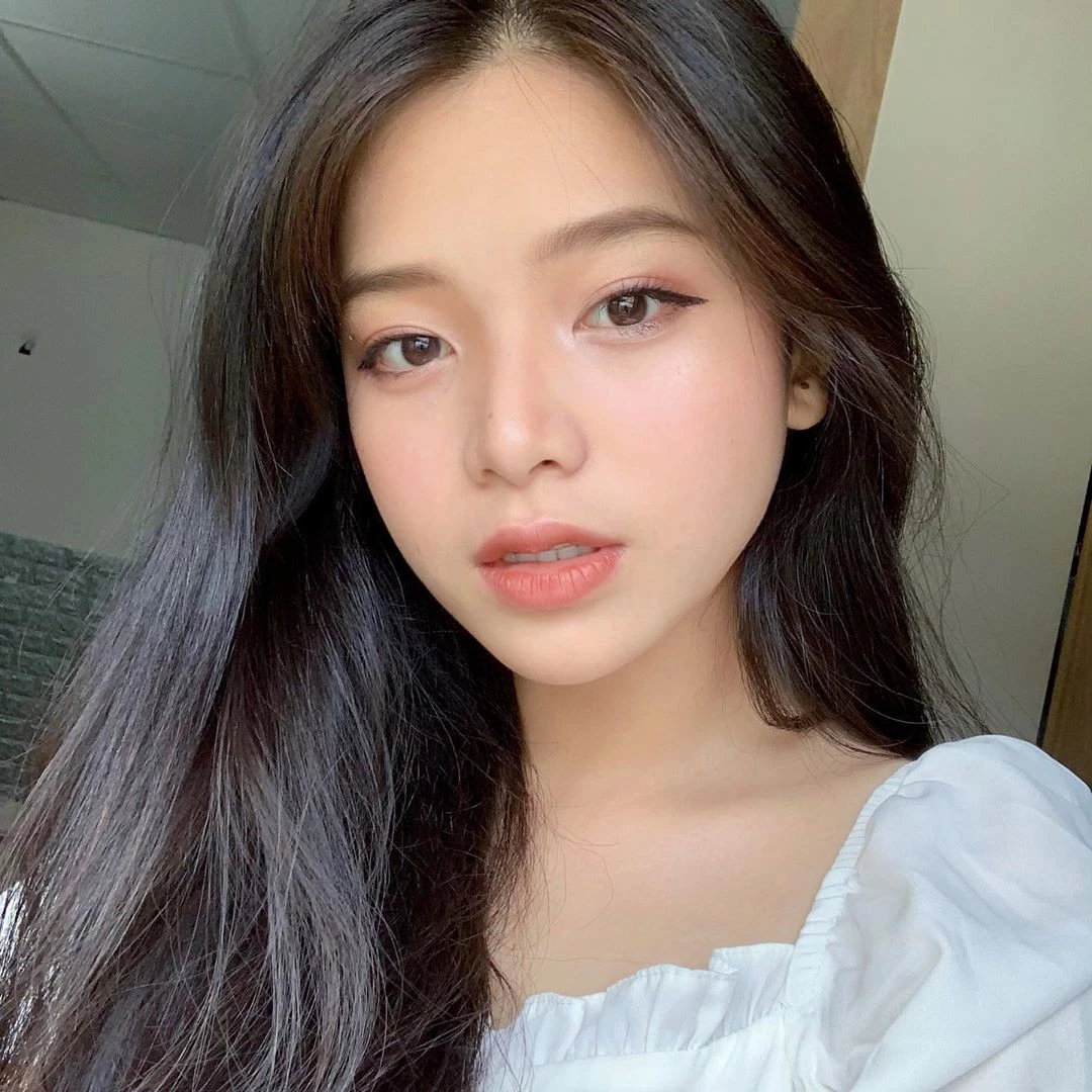 Nguyễn Ngọc Quỳnh(2001, nickname: Wyntracyy) là người mẫu ảnh đình đám với hơn 400 nghìn lượt theo dõi trên Instagram.