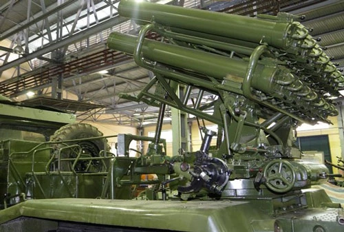 Loại pháo phản lực phóng loạt BM-14 hiện đang được chúng ta sử dụng song song cùng với pháo phản lực BM-21 được Liên Xô viện trợ cho ta từ đầu những năm 60 của thế kỷ trước. Nguồn ảnh: QPVN.