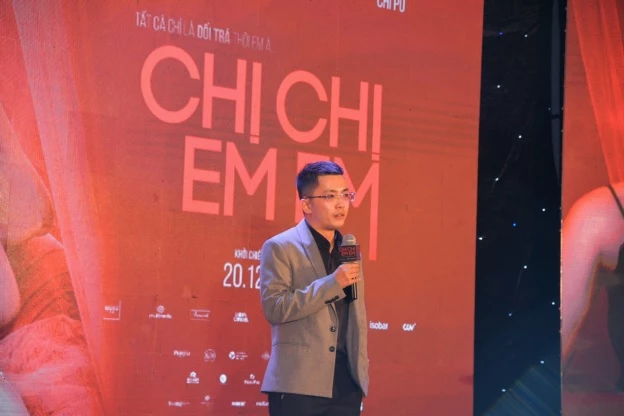 Nhà sản xuất Will Vũ chia sẻ về vai diễn của Chi Pu trong bộ phim Chị Chị Em Em trong buổi công chiếu - Ảnh: Muse Films Nhà sản xuất Will Vũ chia sẻ về vai diễn của Chi Pu trong bộ phim Chị Chị Em Em trong buổi công chiếu - Ảnh: Muse Films