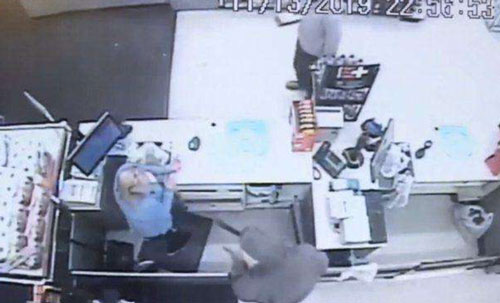 2 ông lão 60 rủ nhau đi cướp hiệu thuốc bằng dao rựa