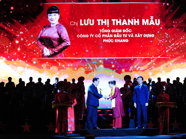 Phó Thủ tướng Vương Đình Huệ trao giải thưởng Sao Đỏ cho bà Lưu Thị Thanh Mẫu, CEO Phuc Khang Corporation (ảnh PK)