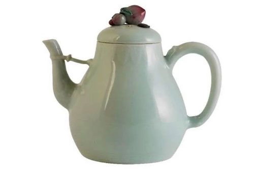 Ấm trà Trung Quốc đấu giá hơn 1 triệu USD